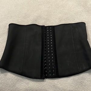Black 6xl waist trainer never worn